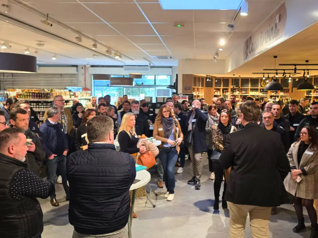 Réunion de Montélimar Sud Développement avec les adhérents réunis dans un commerce local