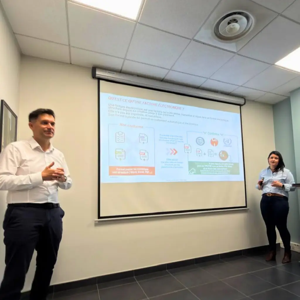 Yannick Coulet et Carole Schilling présentent la facture électronique lors de l’atelier Montélimar Sud Développement chez In Extenso Montélimar