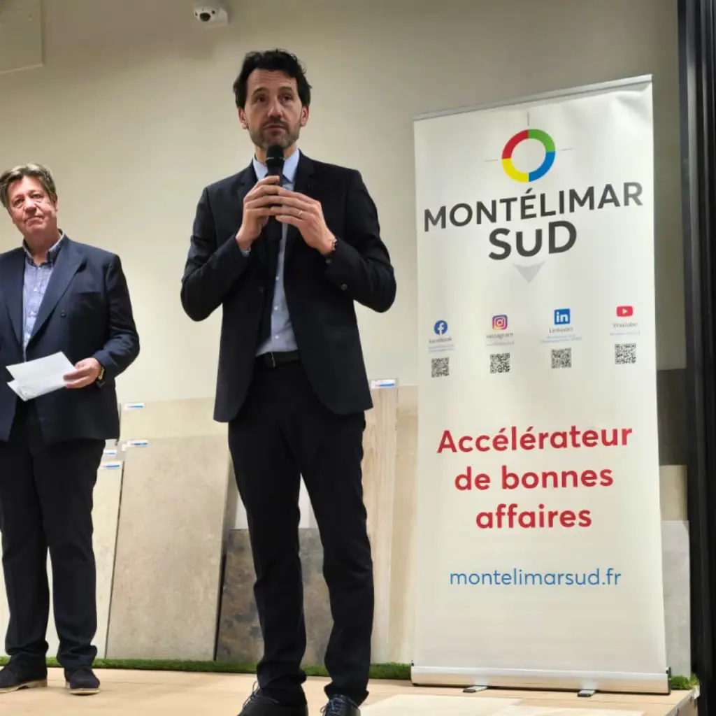 Julien Cornillet, maire de Montélimar, prend la parole lors du Jeudi du Sud de Montélimar Sud Développement chez Guiraud Espace Aubade.
