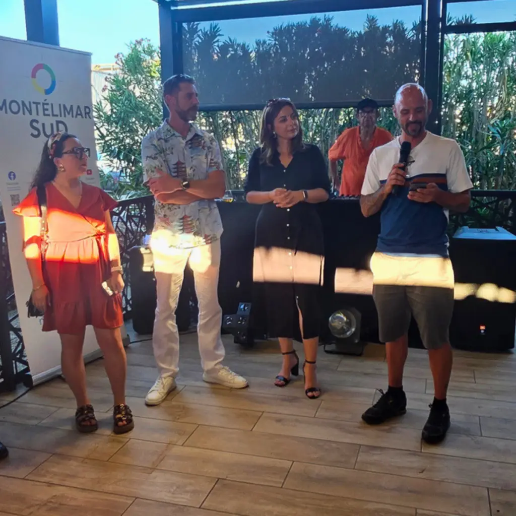 Julian Borgognon présente l’atelier vidéo smartphone de la commission numérique lors du Jeudi du Sud chez Planète Kebab à Montélimar.