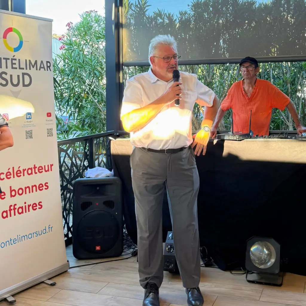 Jean-Michel Guallar présente les travaux de voirie et la signalétique lors du Jeudi du Sud chez Planète Kebab à Montélimar.