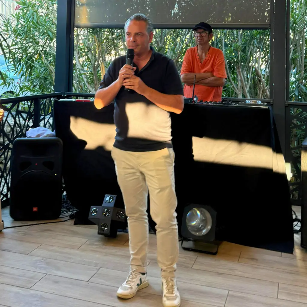 Xavier présente l’offre AF Communication aux adhérents de Montélimar Sud Développement lors du Jeudi du Sud chez Planète Kebab.