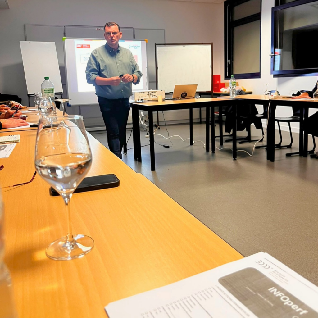 Laurent Remy devant l’écran de présentation lors de l’atelier au Campus de Montélimar.