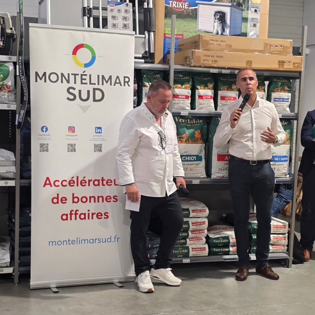 Stéphane Damour présente le Salon des Entrepreneurs au micro lors du Jeudi du Sud chez Cap Animal à Montélimar