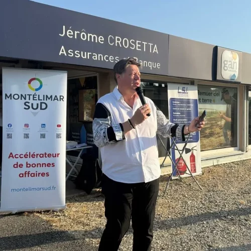 Jean-Marie Billot, président de Montélimar Sud Développement, prononce le mot d’accueil devant l’agence GAN Assurance lors du Jeudi du Sud.